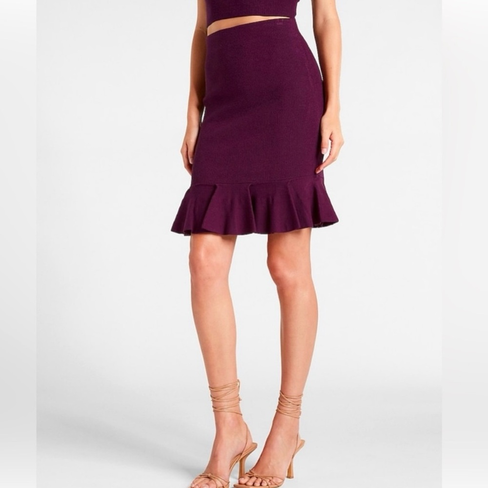 NWT Express High Waisted Body Contour‎ Ruffle Bottom Sweater Skirt Purple Small
